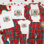 Gepersonaliseerde Trendy  Retro Familie Kerst T-shirt<br><div class="desc">Omarm de feestelijke sfeer met ons gepersonaliseerde trendy Retro Family Christmas T-Shirt! Dit shirt heeft een leuk, nostalgisch design en combineert klassieke vakantiestijl met een persoonlijke touch, waardoor het ideaal is voor familiefeesten. Pas elk shirt aan met de namen van uw familieleden voor een unieke vakantie-look die zeker vrolijkheid zal...</div>