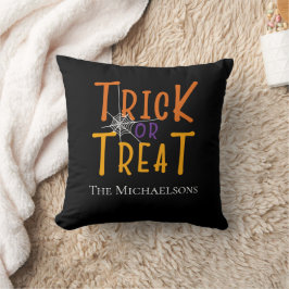 Gepersonaliseerde Trick or treat Monogram Kussen