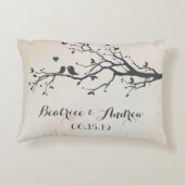 Gepersonaliseerde trouwdatum Jubileum Tortelduifje Decoratief Kussen (Achterkant)