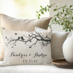 Gepersonaliseerde trouwdatum Jubileum Tortelduifje Decoratief Kussen<br><div class="desc">Mooie op eenvoud gerichte silhouet liefde vogels op spruitende takken Couple's Names Bruiloft Datum Jubileum keepsake  Accent Kussen ontwerp.</div>