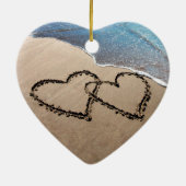 Gepersonaliseerde twee harten in het zand hart Orn Keramisch Ornament (Achterkant)