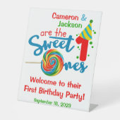 Gepersonaliseerde tweeling Eerste Verjaardag Welko Reclamebord Met Voetstuk (Voorkant)