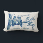 Gepersonaliseerde  Uil Paar in Boom Bruiloft Kussen<br><div class="desc">Dit is een leuk Custom Uilen Huwelijkscadeau! Bovenstaand is een eigenzinnig afbeelding van twee Uilen die in een Boom zitten, beide Uilen hebben spandoeken in hun snavel, zegt men: Deze dag trouw ik mijn beste vriend en de andere antwoorden: Jij bent de enige. Gepersonaliseerde Paar Namen Bruiloft Dag Datum Bruiloft-Gift...</div>