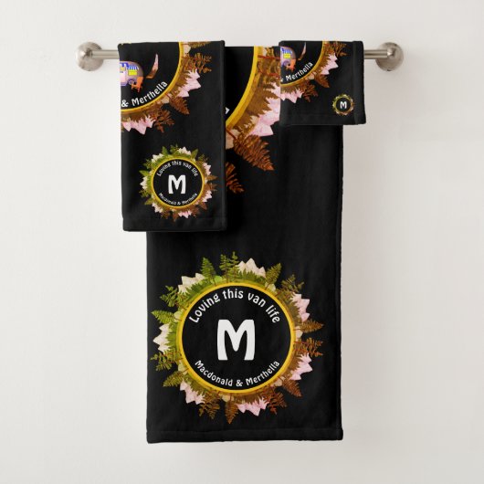 Gepersonaliseerde Van Life Camping MONOGRAM Zwart Bad Handdoek (Insitu)