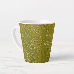 Gepersonaliseerde veelkleurige groene bloemen latte mok