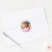 Gepersonaliseerde verjaardagsfoto van het meisje ronde sticker (Envelop)
