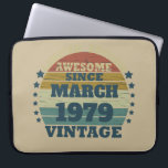 Gepersonaliseerde  verjaardagsgeschenken laptop sleeve<br><div class="desc">Je kunt wat originaliteit toevoegen aan je garderobe-collectie met dit retro sunset graphic-ontwerp met geweldige letterletters voor typografie, een geweldig cadeau voor mannen, vrouwen, echtgenoten, vrouwen, vriendin en een vriend die van dit unieke kunstwerk zal houden. Het beste en leukste vakantie cadeau voor je vrolijke verjaardagsfeestje. Als u van deze...</div>