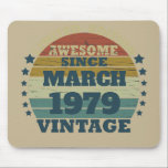 Gepersonaliseerde  verjaardagsgeschenken muismat<br><div class="desc">Je kunt wat originaliteit toevoegen aan je garderobe-collectie met dit retro sunset graphic-ontwerp met geweldige letterletters voor typografie, een geweldig cadeau voor mannen, vrouwen, echtgenoten, vrouwen, vriendin en een vriend die van dit unieke kunstwerk zal houden. Het beste en leukste vakantie cadeau voor je vrolijke verjaardagsfeestje. Als u van deze...</div>