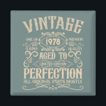 Gepersonaliseerde  verjaardagswhiskey label thema magneet<br><div class="desc">Je kunt wat originaliteit toevoegen aan je garderobe-collectie met dit klassieke verjaardagsgrafisch ontwerp met geweldige lettertypografie. Het is een geweldig cadeau-idee voor mannen, vrouwen, echtgenoten, vrouwen, vriendinnen en vriendjes die dol zijn op dit unieke kunstwerk. Het is het beste geweldige en leuke vakantie cadeau voor uw gelukkige verjaardagsfeestje. U kunt...</div>