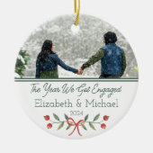 Gepersonaliseerde verloofde eerste kerstfeestfoto keramisch ornament (Voorkant)