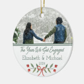 Gepersonaliseerde verloofde eerste kerstfeestfoto keramisch ornament (Links)