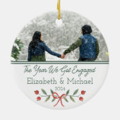 Gepersonaliseerde verloofde eerste kerstfeestfoto keramisch ornament (Achterkant)