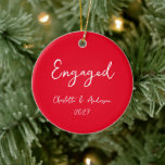 Gepersonaliseerde verloofde paar handgeschreven ro keramisch ornament<br><div class="desc">Vier je eerste kerst als een verloofd stel met dit gepersonaliseerde keramische ornament, met een grillig handgeschreven script in het wit op een feestelijke rode achtergrond. Het elegante maar speelse ontwerp voegt een vleugje charme en sophisticatie toe aan uw vakantiedecor, waardoor het een perfecte herinnering is voor deze speciale mijlpaal....</div>
