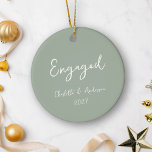 Gepersonaliseerde verloofde paar handgeschreven sa keramisch ornament<br><div class="desc">Vier je eerste kerst als een verloofd stel met dit gepersonaliseerde keramische ornament, met een grillig handgeschreven script in het wit op een salie groene achtergrond. Het elegante maar speelse ontwerp voegt een vleugje charme en sophisticatie toe aan uw vakantiedecor, waardoor het een perfecte herinnering is voor deze speciale mijlpaal....</div>