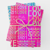 Gepersonaliseerde Vibrant Hot Pink, Blauw "LOVE" P Inpakpapier Vel (In situ)