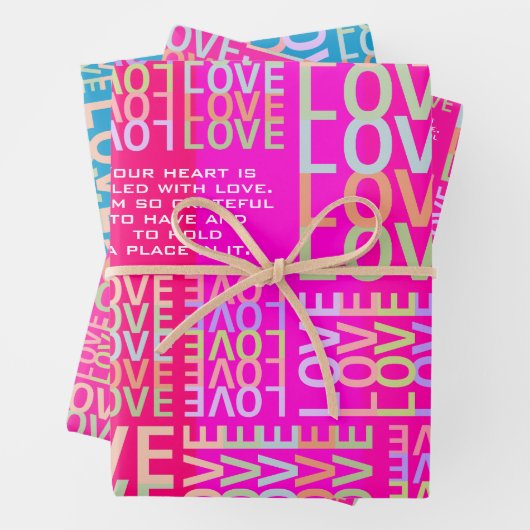 Gepersonaliseerde Vibrant Hot Pink, Blauw "LOVE" P Inpakpapier Vel (In situ)