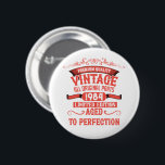 Gepersonaliseerde vintage 40e verjaardag rood ronde button 5,7 cm<br><div class="desc">U kunt wat originaliteit toevoegen met deze limited edition, premium kwaliteit en origineel, stijlvol, retro en uiterlijk verjaardagsgrafisch ontwerp met een cool typografie lettertype. Dit is een geweldig cadeau-idee voor mannen, vrouwen, echtgenoten, vrouwen, vriendinnen en vriendjes die dol zijn op dit unieke kunstwerk. Uniek en leuk vakantiegift voor uw vrolijke...</div>