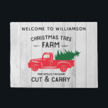 Gepersonaliseerde Vintage Truck Christmas Welcome  Deurmat<br><div class="desc">Verwelkom de gasten in uw huis tijdens de feestdagen met deze unieke, gepersonaliseerde rustieke, vintage Kerstmis Welcome Mat. Gepersonaliseerde welkomstmat heeft uw familienaam bovenaan en u kunt het jaar toevoegen waarin uw huis is gevestigd. Het ontwerp is voorzien van een rode pick-up truck met een vers gesneden kerstboom. De tekst...</div>