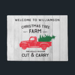 Gepersonaliseerde Vintage Truck Christmas Welcome  Deurmat<br><div class="desc">Verwelkom de gasten in uw huis tijdens de feestdagen met deze unieke, gepersonaliseerde rustieke, vintage Kerstmis Welcome Mat. Gepersonaliseerde welkomstmat heeft uw familienaam bovenaan en u kunt het jaar toevoegen waarin uw huis is gevestigd. Het ontwerp is voorzien van een rode pick-up truck met een vers gesneden kerstboom. De tekst...</div>