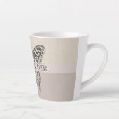 Gepersonaliseerde vlinder naam monogram latte mok (Rechts)