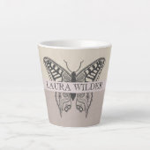 Gepersonaliseerde vlinder naam monogram latte mok (Voorkant)