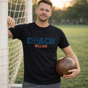 Gepersonaliseerde Voetbalcoach Naam Varsity Typogr T-shirt