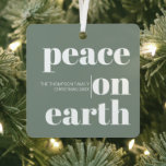 Gepersonaliseerde vrede op aarde Kerstmis Moderne  Metalen Ornament<br><div class="desc">Introductie van ons "Sage Green Personalized Peace On Earth Christmas Modern Photo Metal Ornament", een serene en aangepaste toevoeging aan uw vakantiedecor. Dit fijn bewerkte metalen ornament heeft een kalmerende groene salie, die rust en vernieuwing symboliseert tijdens het vredeseizoen. De tijdloze boodschap van "Peace On Earth" wordt elegant weergegeven, wat...</div>