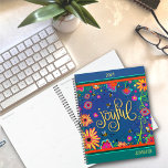 Gepersonaliseerde vreugdevolle inspirerende hommel planner<br><div class="desc">Introductie van de gepersonaliseerde hommel "Joyful" planner van Inspirivity, een mooie metgezel die dient als een dagelijkse herinnering om uw gekozen woord te omarmen. Deze bloemetjesplanner, gemaakt met handgetekende illustraties en belettering, heeft een plaats voor jouw naam en jaar op de voorkant. De achterkant is versierd met leuke blauwe stippen....</div>
