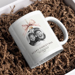 Gepersonaliseerde vrolijke kerst koffiemok<br><div class="desc">"Breng feestvreugde aan elke slok met deze gepersonaliseerde Merry Christmas-Mok, met uw aangepaste foto. Perfect voor gezellige wintermomenten, deze feestelijke mok maakt een doordacht en uniek vakantiegeschenk voor familie en vrienden. Pas het aan met een favoriete foto om een gedenkwaardige souvenir te creëer die het hele seizoen warmte en plezier...</div>