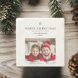 Gepersonaliseerde vrolijke kerst met foto en naam stenen onderzetter<br><div class="desc">"Voeg een persoonlijk tintje toe aan uw vakantiebijeenkomsten met dit gepersonaliseerde vrolijke kerstfeest Onderzetter, compleet met ruimte voor een aangepaste foto en naam. Ideaal als een attent cadeau of een feestelijke toevoeging aan uw interieur, dit onderzetter heeft een vrolijke 'Merry Christmas'-boodschap, waardoor het een geweldige herinnering is. Perfect voor het...</div>