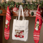 Gepersonaliseerde vrolijke kerst met foto en naam tote bag<br><div class="desc">"Vier het vakantieseizoen met deze gepersonaliseerde vrolijke Canvas tas, met ruimte voor een aangepaste foto en naam. Dit stijlvolle en praktische tas is een geweldig kerstcadeau voor familie, vrienden of iemand anders. Of het nu gaat om het meenemen van vakantieboodschappen, geschenken of alledaagse items, dit tas voegt een persoonlijke touch...</div>