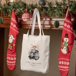 Gepersonaliseerde vrolijke kerst met foto tote bag<br><div class="desc">Vier het seizoen met deze gepersonaliseerde vrolijke kerst Canvas tas, met uw aangepaste foto. Deze veelzijdige en feestelijke tas is perfect voor vakantiewinkelen, cadeautjes geven of dagelijks gebruik. Voeg een speciale foto toe om er een uniek en doordacht cadeau van te maken dat vrienden en familie gedurende het vakantieseizoen en...</div>