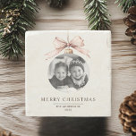 "Gepersonaliseerde vrolijke kerst met fotocadeau Stenen Onderzetter<br><div class="desc">"Voeg een feestelijke touch toe aan uw vakantiebijeenkomsten met dit gepersonaliseerde Merry Christmas Stone-Onderzetter, met uw aangepaste foto in een prachtig ornament-ontwerp. Dit duurzame stenen onderzetter is een doordacht vakantiegeschenk of souvenir, ideaal om oppervlakken te beschermen en tegelijkertijd uw interieur te verwarmen. Personaliseer het met een favoriete foto om het...</div>