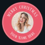 Gepersonaliseerde Vrolijke Kerstkaarten voor foto Ronde Sticker<br><div class="desc">Gepersonaliseerde vrolijke kerstkaart Stickers met uw aangepaste foton gepersonaliseerd met jouw naam. Ze beschikken over een schattige kerst geest esthetische rode achtergrond, uw eigen foto en een aanpasbaar label voor al uw kerstkaarten, kerstcadeaus, kerstberichten of een feestelijke feestgunsten. Pas tekst en foto als je nodig hebt om een vrolijk kerstfeest...</div>