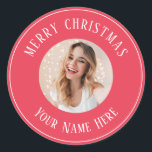 Gepersonaliseerde Vrolijke Kerstkaarten voor foto Ronde Sticker<br><div class="desc">Gepersonaliseerde vrolijke kerstkaart Stickers met uw aangepaste foton gepersonaliseerd met jouw naam. Ze beschikken over een schattige kerst geest esthetische rode achtergrond, uw eigen foto en een aanpasbaar label voor al uw kerstkaarten, kerstcadeaus, kerstberichten of een feestelijke feestgunsten. Pas tekst en foto als je nodig hebt om een vrolijk kerstfeest...</div>