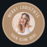 Gepersonaliseerde Vrolijke Kerstkaarten voor foto Ronde Sticker<br><div class="desc">Gepersonaliseerde vrolijke kerstkaart Stickers met uw aangepaste foton gepersonaliseerd met jouw naam. Ze beschikken over een schattige kerstsfeer esthetische winter gouden achtergrond, uw eigen foto en een aanpasbaar label voor al uw kerstkaarten, kerstcadeaus, kerstberichten of een feestelijke feestgunst. Pas tekst en foto als je nodig hebt om een vrolijk kerstfeest...</div>