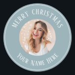 Gepersonaliseerde Vrolijke Kerstkaarten voor foto Ronde Sticker<br><div class="desc">Gepersonaliseerde vrolijke kerstkaart Stickers met uw aangepaste foton gepersonaliseerd met jouw naam. Ze beschikken over een schattige kerstsfeer esthetische winter blauwe achtergrond, uw eigen foto en een aanpasbaar label voor al uw kerstkaarten, kerstcadeaus, kerstberichten of een feestelijke feestgunst. Pas tekst en foto als je nodig hebt om een vrolijk kerstfeest...</div>