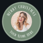 Gepersonaliseerde Vrolijke Kerstkaarten voor foto Ronde Sticker<br><div class="desc">Gepersonaliseerde vrolijke kerstkaart Stickers met uw aangepaste foton gepersonaliseerd met jouw naam. Ze beschikken over een schattige kerstsfeer esthetische bos groene achtergrond, uw eigen foto en een aanpasbaar label voor al uw kerstkaarten, kerstcadeaus, kerstberichten of een feestelijke feestgunst. Pas tekst en foto als je nodig hebt om een vrolijk kerstfeest...</div>