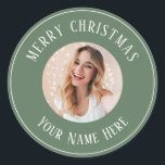Gepersonaliseerde Vrolijke Kerstkaarten voor foto Ronde Sticker<br><div class="desc">Gepersonaliseerde vrolijke kerstkaart Stickers met uw aangepaste foton gepersonaliseerd met jouw naam. Ze beschikken over een schattige kerstsfeer esthetische bos groene achtergrond, uw eigen foto en een aanpasbaar label voor al uw kerstkaarten, kerstcadeaus, kerstberichten of een feestelijke feestgunst. Pas tekst en foto als je nodig hebt om een vrolijk kerstfeest...</div>