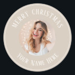 Gepersonaliseerde Vrolijke Kerstkaarten voor foto Ronde Sticker<br><div class="desc">Gepersonaliseerde vrolijke kerstkaart Stickers met uw aangepaste foton gepersonaliseerd met jouw naam. Ze beschikken over een moderne minimalistische neutrale beige achtergrond, uw eigen foto en een aanpasbaar label voor al uw kerstkaarten, kerstcadeaus, kerstberichten of andere feestdaggunsten. Pas tekst en foto als je nodig hebt om een vrolijk kerstfeest te brengen...</div>