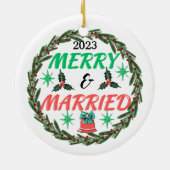 Gepersonaliseerde vrolijkheid en getrouwd, getrouw keramisch ornament (Achterkant)