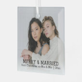 Gepersonaliseerde vrolijkheid en getrouwde Kerstmi Glas Ornament (Voorkant links)