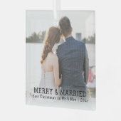 Gepersonaliseerde vrolijkheid en getrouwde Kerstmi Glas Ornament (Voorkant links)