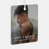 Gepersonaliseerde vrolijkheid en getrouwde Kerstmi Metalen Ornament (Voorkant Rechts)