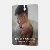 Gepersonaliseerde vrolijkheid en getrouwde Kerstmi Metalen Ornament (Voorkant links)