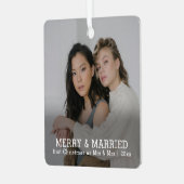 Gepersonaliseerde vrolijkheid en getrouwde Kerstmi Metalen Ornament (Voorkant links)