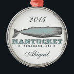 Gepersonaliseerde  walvis Nantucket Massachusetts Metalen Ornament<br><div class="desc">Gepersonaliseerde  Victoriaans sperma walvis Nantucket,  Massachusetts Christmas Ornament. Een Victoriaans tekening van een potvis,  en de stad Nantucket staat in  lettertype samen met het jaar van oprichting; 1671.</div>