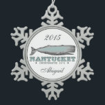 Gepersonaliseerde  walvis Nantucket Massachusetts Tin Sneeuwvlok Ornament<br><div class="desc">Gepersonaliseerde  Victoriaans Sperm Whale Nantucket,  Massachusetts kerstversiering. Een Victoriaans tekening van een zaadwalvis,  en de stad Nantucket verschijnt in een  lettertype samen met het jaar van oprichting; 1671. Personaliseer met een naam en een jaar. ^ ^</div>