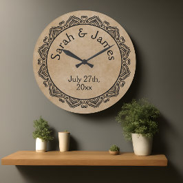Gepersonaliseerde wandklok rond het ornamental Wed