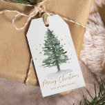 Gepersonaliseerde Waterverf Pine Tree Christmas Cadeaulabel<br><div class="desc">Dit gepersonaliseerde label met kerstcadeaus is voorzien van een waterverf dennenkerstboom geaccentueerd met kleine gouden sterren en een gouden script Merry Christmas,  samen met de familienaam.</div>